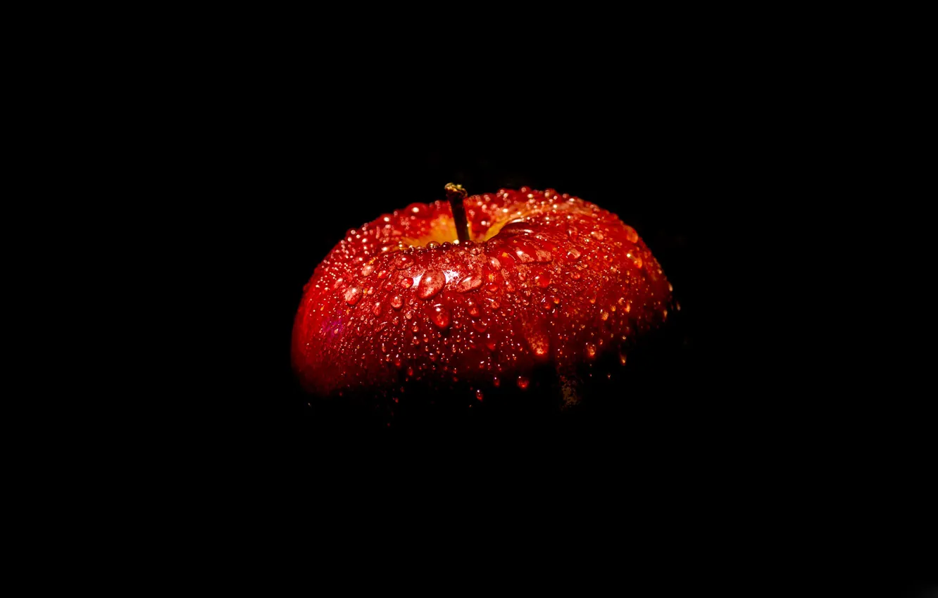 Фото обои красное, яблоко, чёрный фон