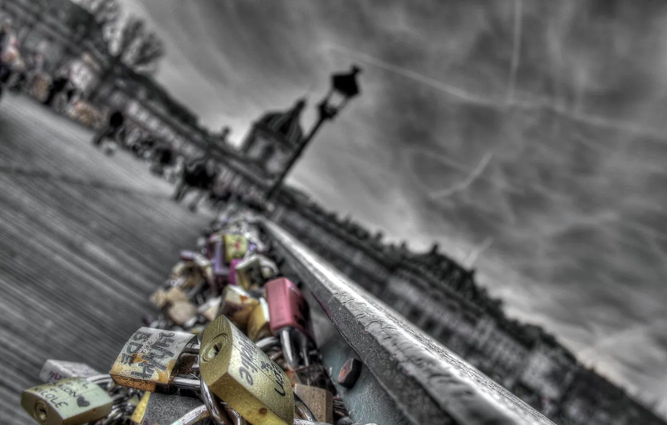 Фото обои Bridge, Wallpaper, People, Colored Pad-Locks, Black &amp; White Background