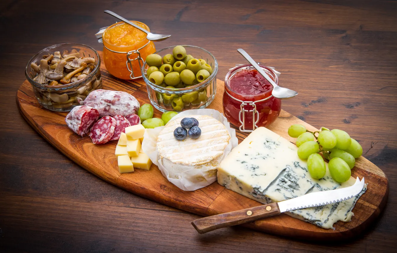 Фото обои грибы, еда, сыр, виноград, оливки, колбаса, джем, варенье