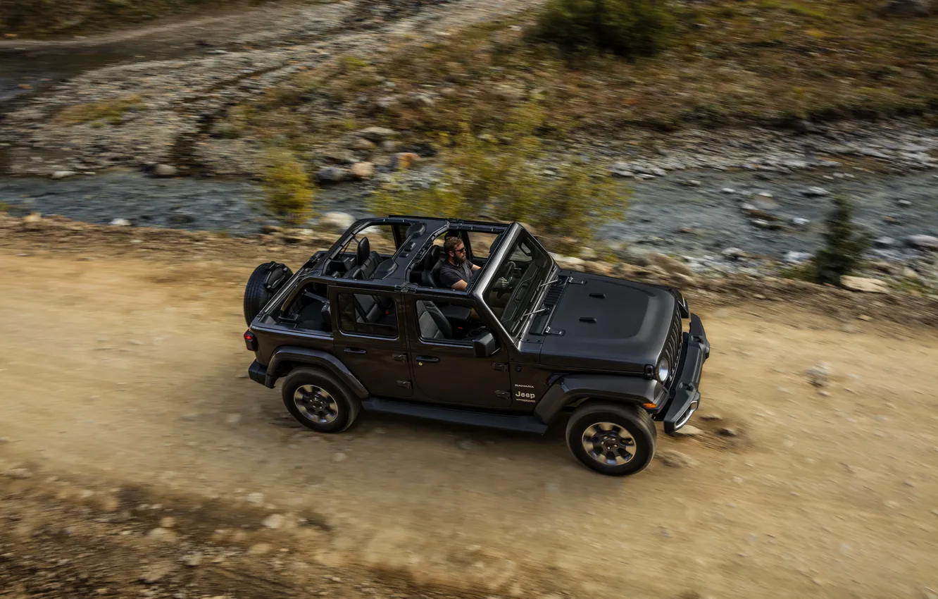 Фото обои ручей, движение, грунтовка, 2018, Jeep, тёмно-серый, Wrangler Sahara