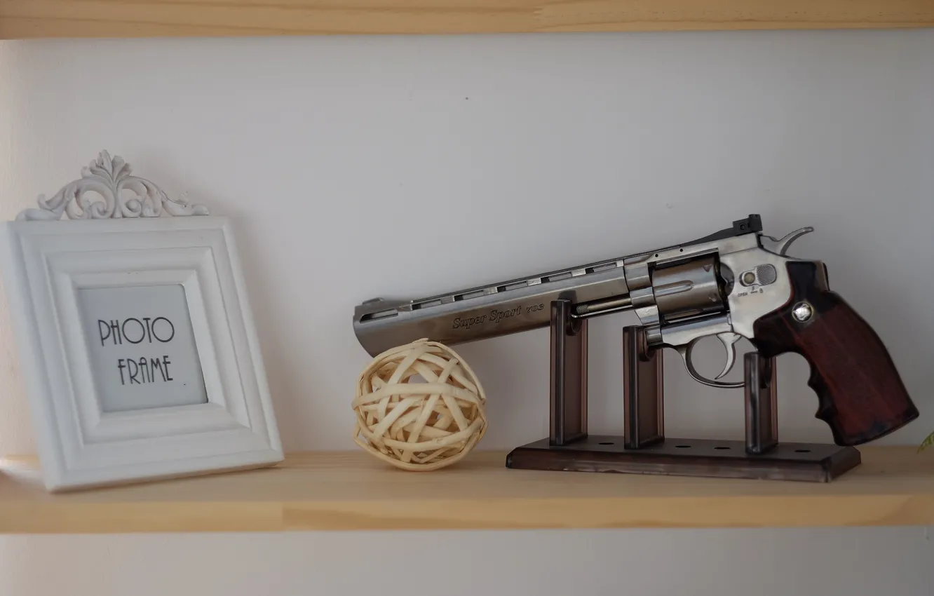 Фото обои ствол, револьвер, полки