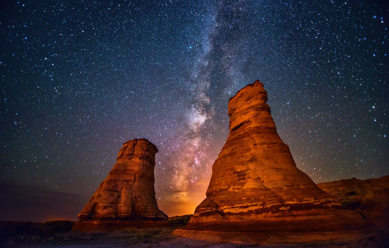 Фото обои небо, звезды, ночь, скалы, млечный путь, две башни