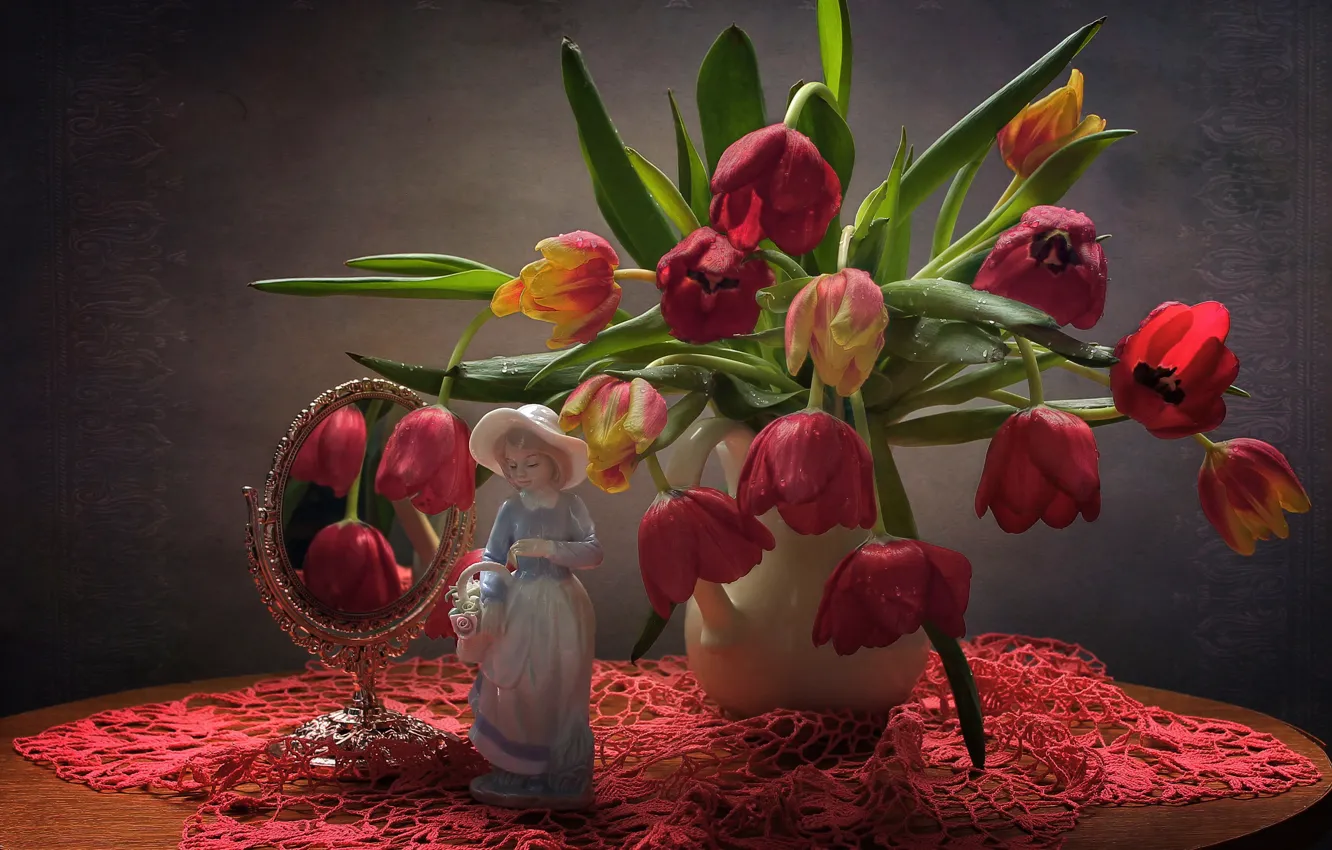 Фото обои цветы, стол, фон, зеркало, тюльпаны, ваза, статуэтка, натюрморт