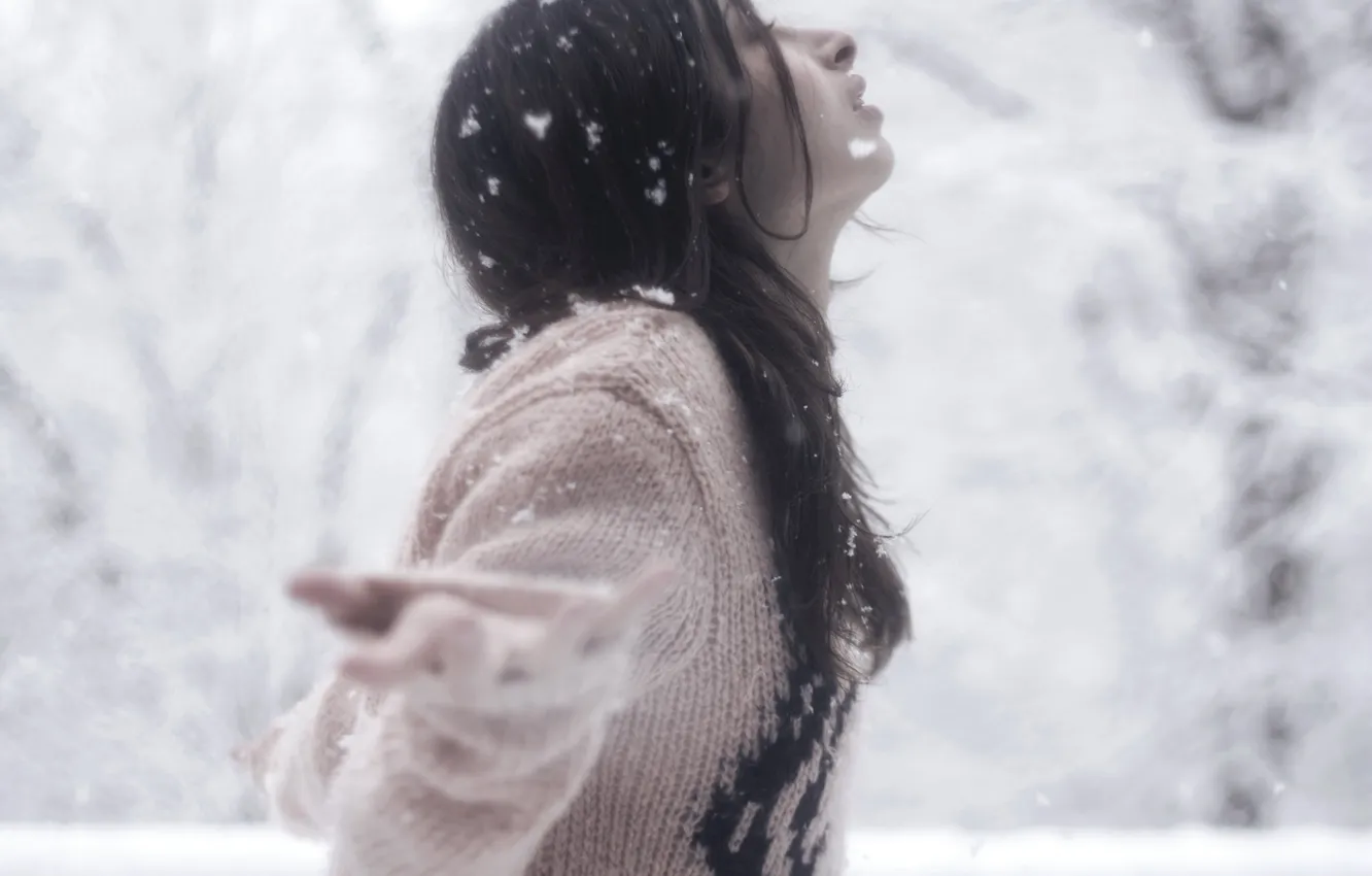 Фото обои зима, девушка, снег, лицо, волосы, руки, профиль, кофта