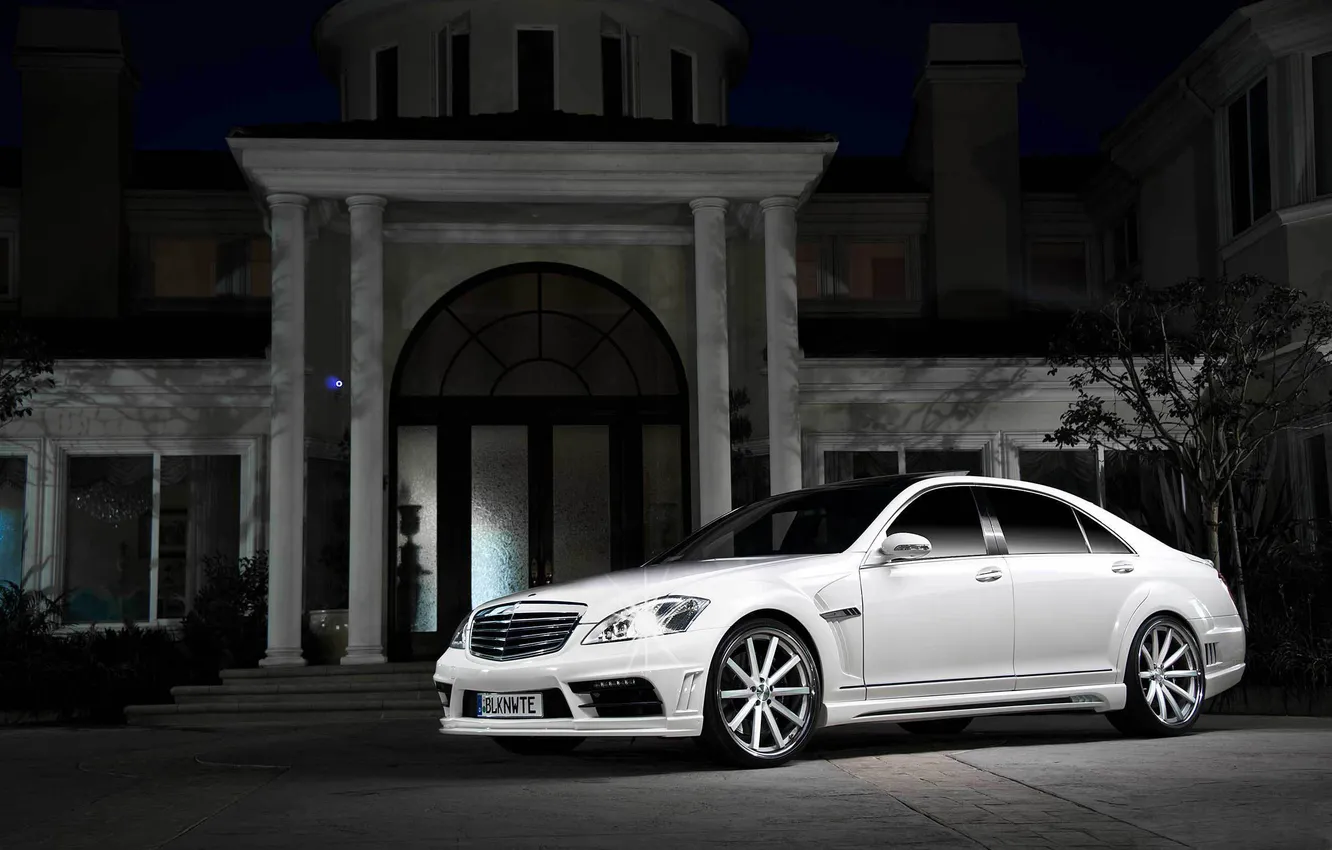 Фото обои белый, ночь, дом, Mercedes-Benz, тень, AMG, передняя часть, мерседес бенц