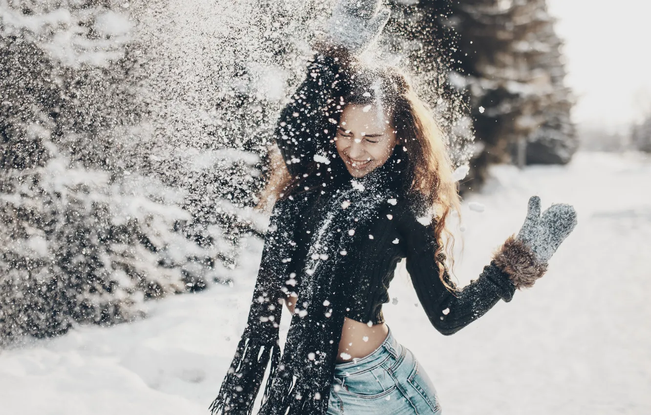 Фото обои зима, улыбка, волосы, Девушка, джинсы, руки, варежки, Ольга Лаферова