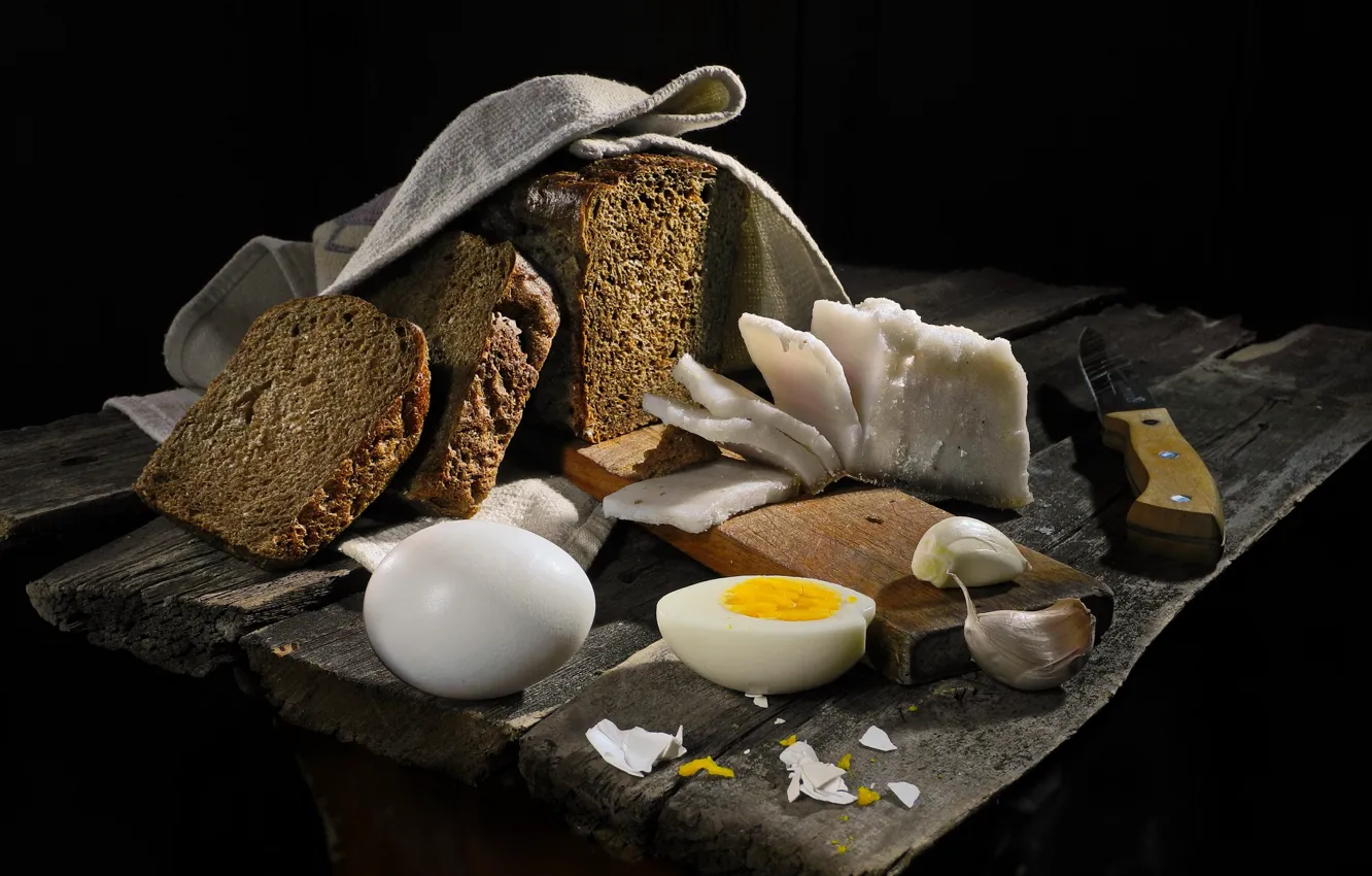 Фото обои яйца, хлеб, чеснок, сало