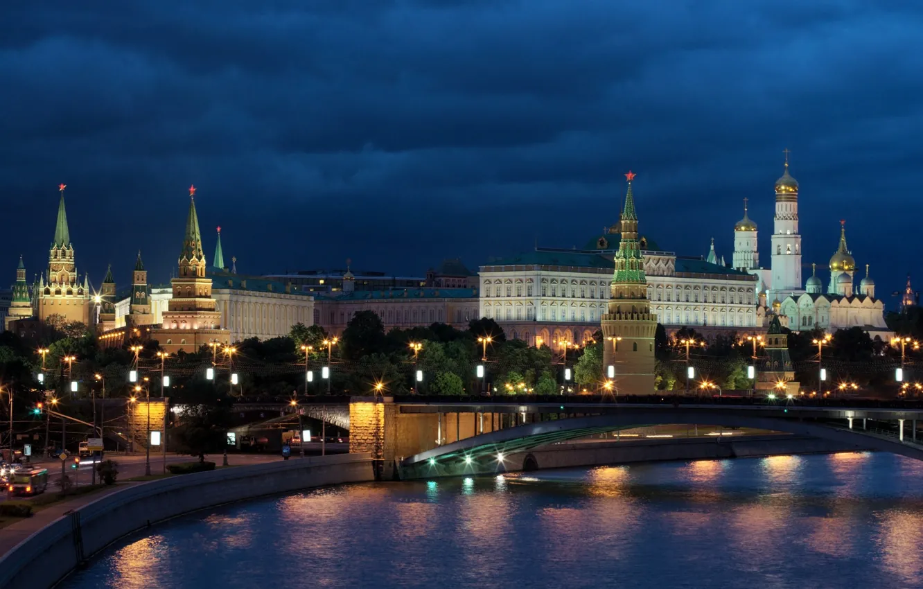 Фото обои ночь, мост, город, река, здания, освещение, Москва, башни