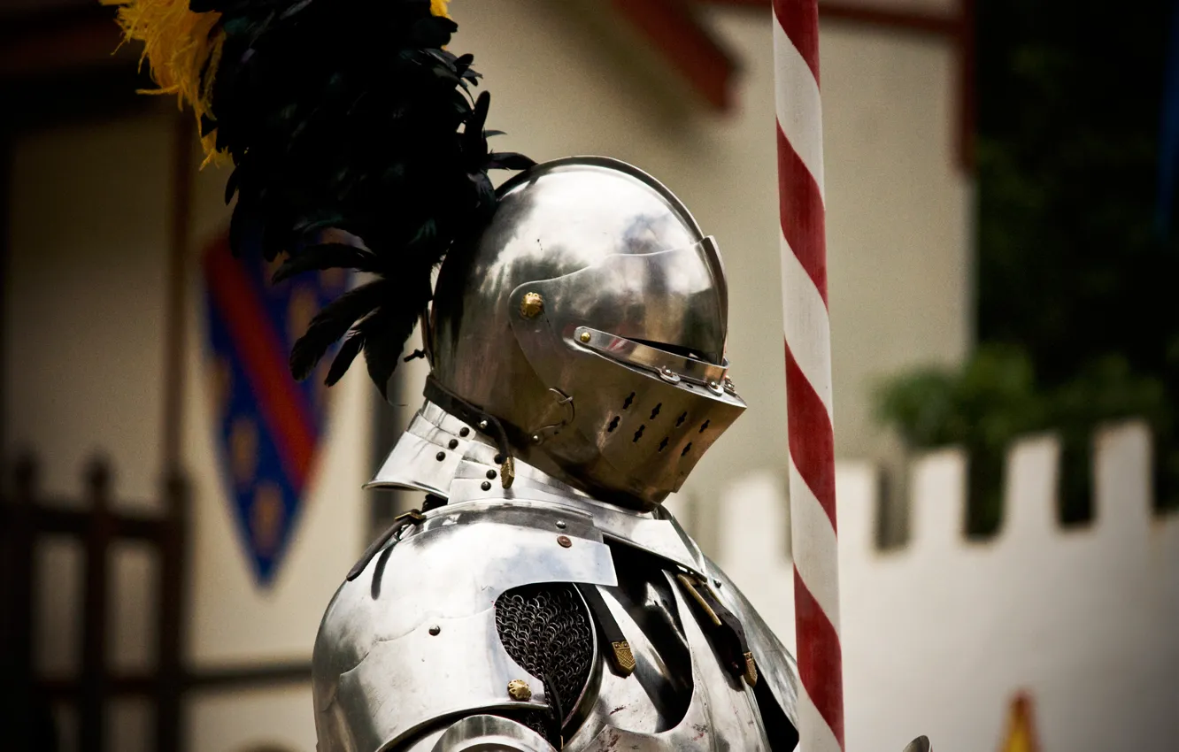 Фото обои металл, доспехи, перья, воин, шлем, рыцарь