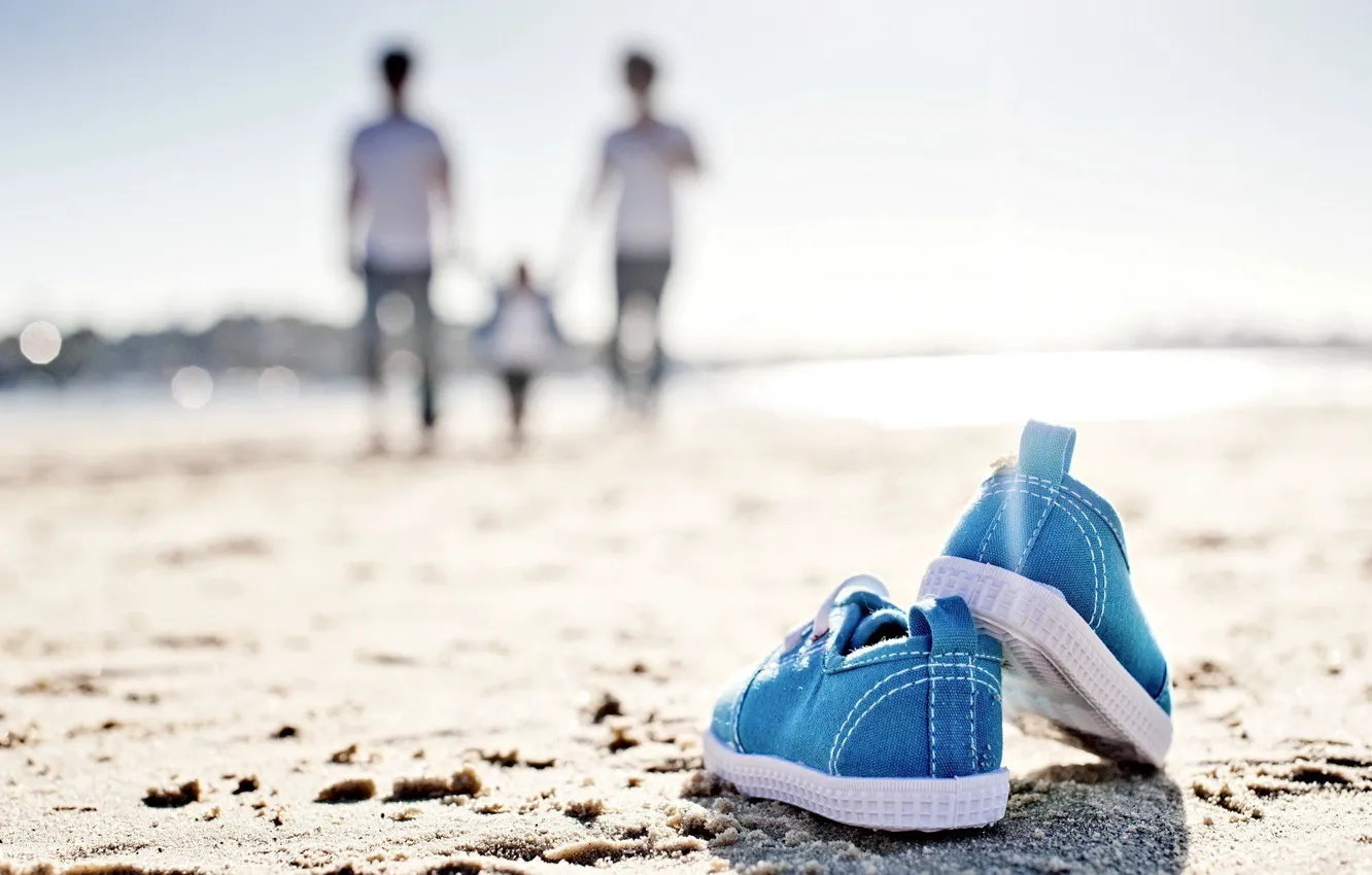 Фото обои beach, sand, mood, walk, sneakers, family