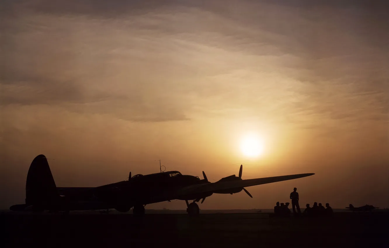 Фото обои небо, закат, бомбардировщик, аэродром, пилоты, B-17, летающая крепость, Flying Fortress