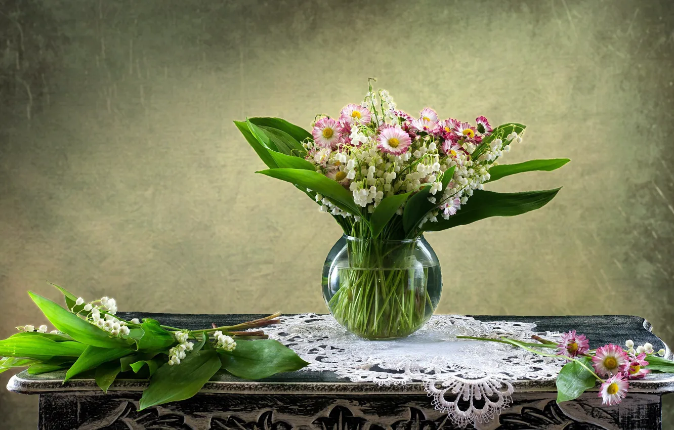 Фото обои цветы, фон, ромашки, ваза, натюрморт, ландыши
