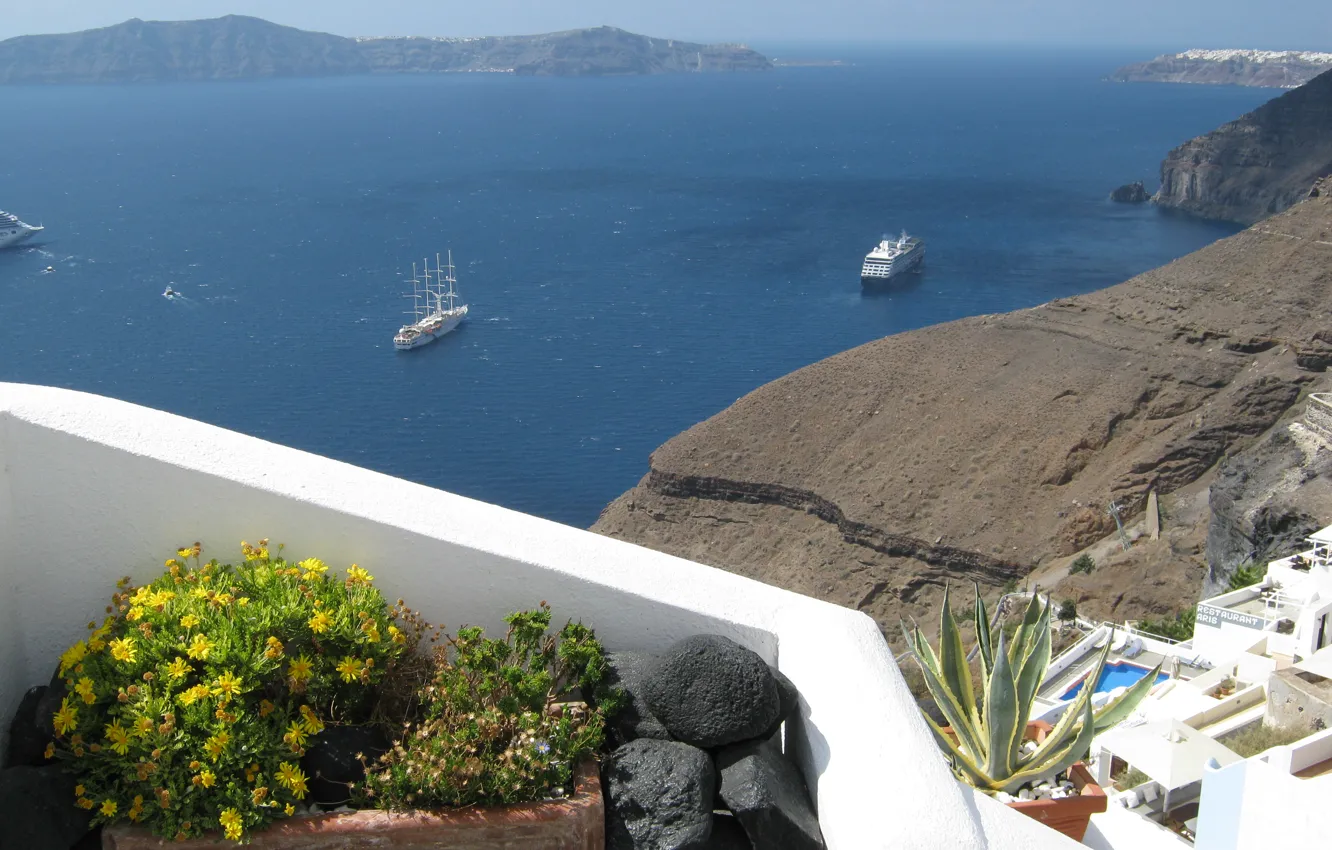 Фото обои море, камни, остров, корабли, Санторини, Греция, горизонт, солнечный день