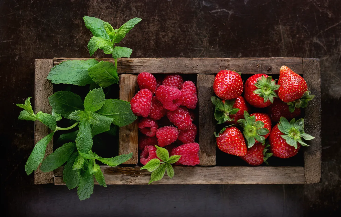 Фото обои ягоды, малина, коробка, клубника, мята, композиция