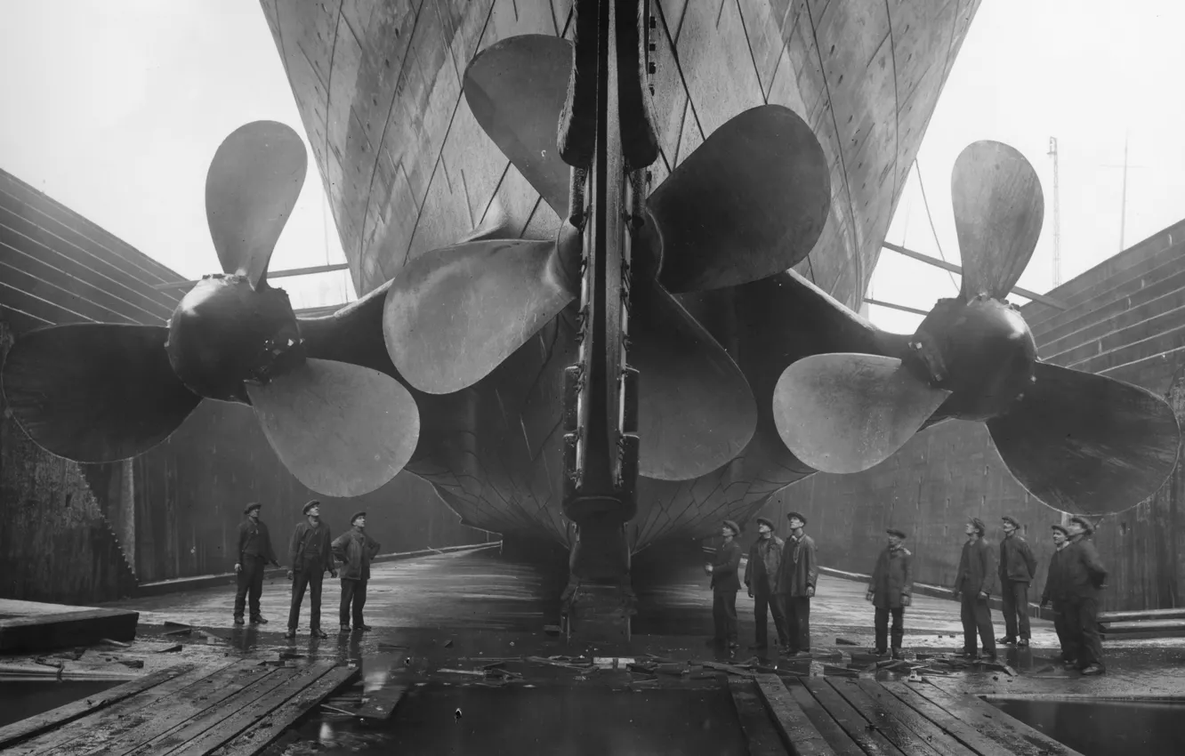 Фото обои корабль, черно-белая, Титаник, док, винты