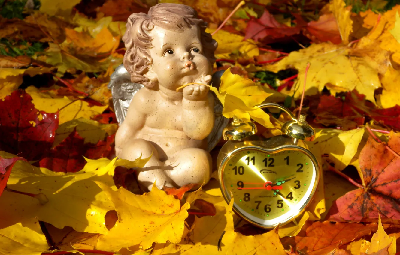 Фото обои осень, листья, часы, ангел, будильник, фигурка