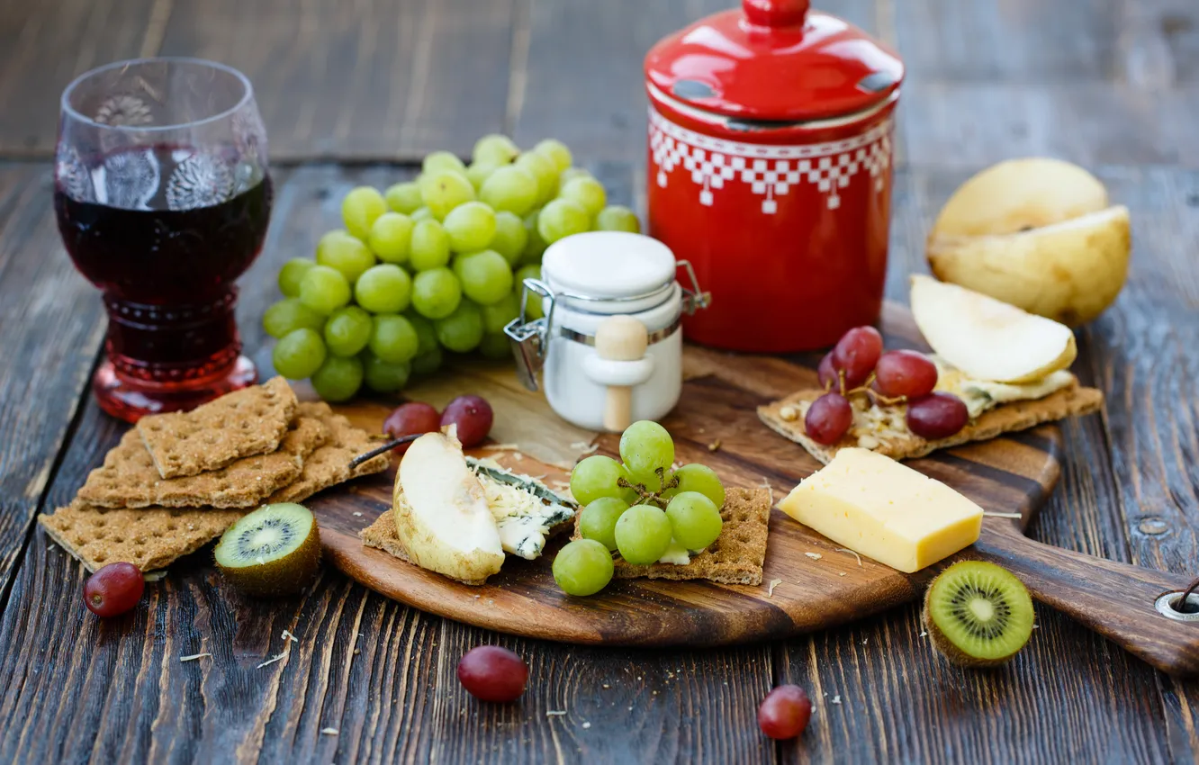 Фото обои вино, красное, сыр, киви, печенье, виноград, груша, крекеры