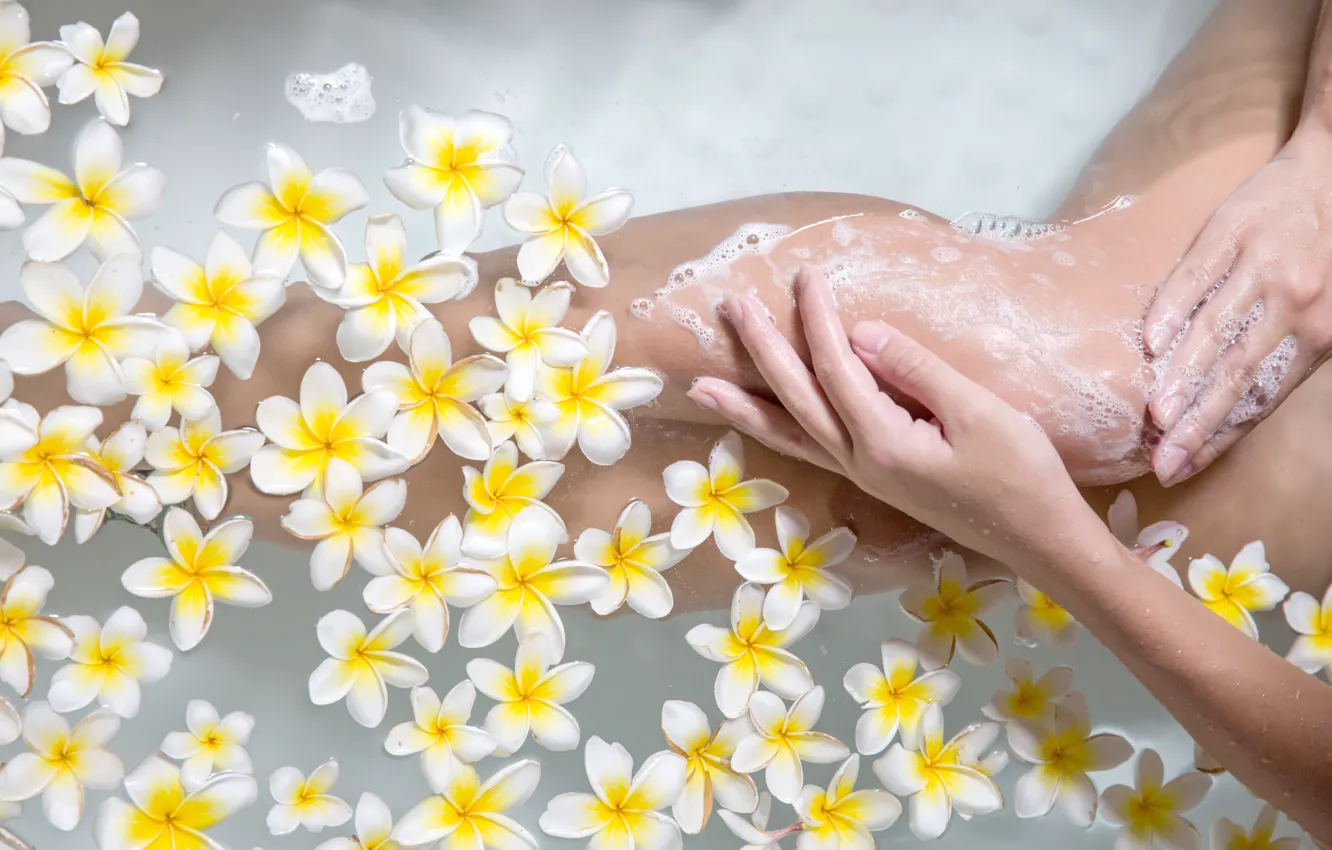 Фото обои legs, flowers, nails, fingers, relaxing bath