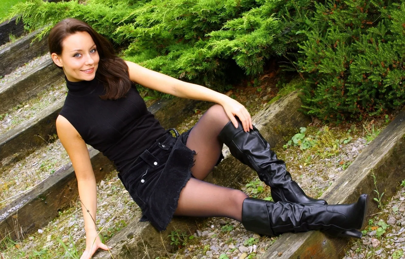 Фото обои girl, beautiful, model, boots, chic