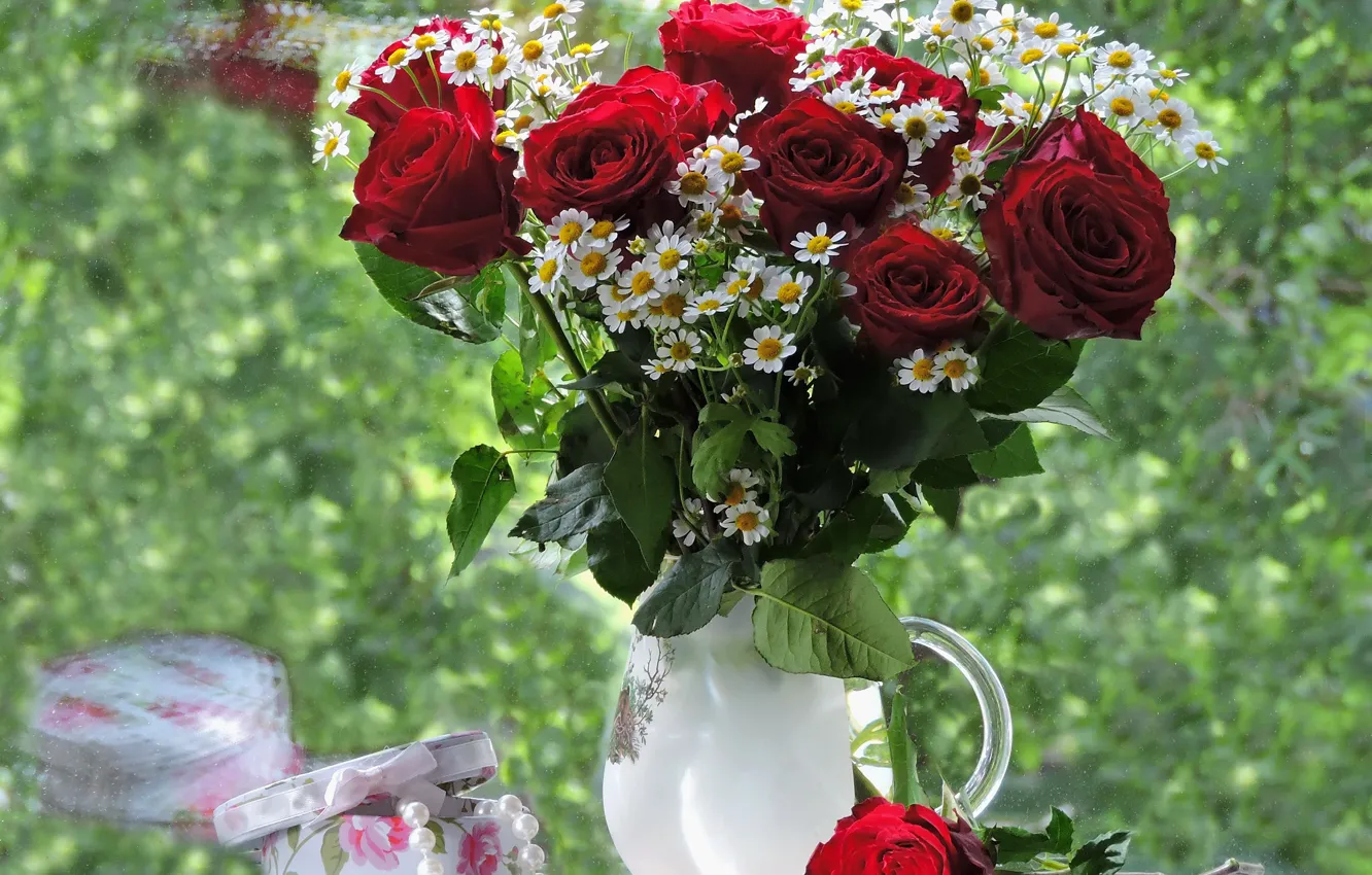 Фото обои цветы, фото, подарок, розы, ромашки, жемчуг, бусы, ваза