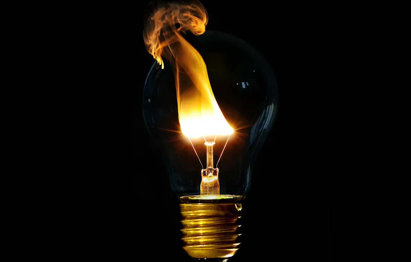 Фото обои лампочка, огонь, чёрный фон