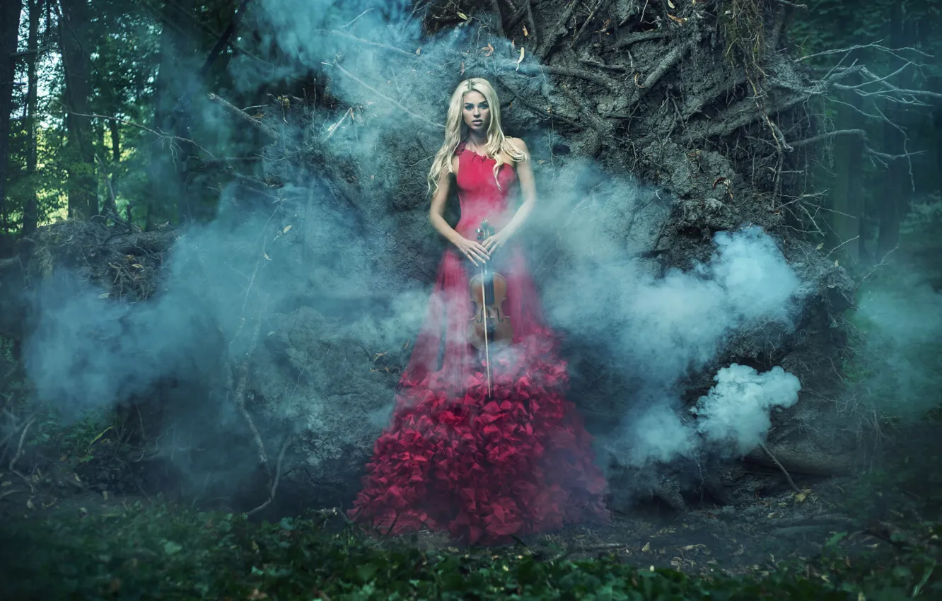 Фото обои девушка, деревья, скрипка, дым, платье, блондинка, в красном, одна