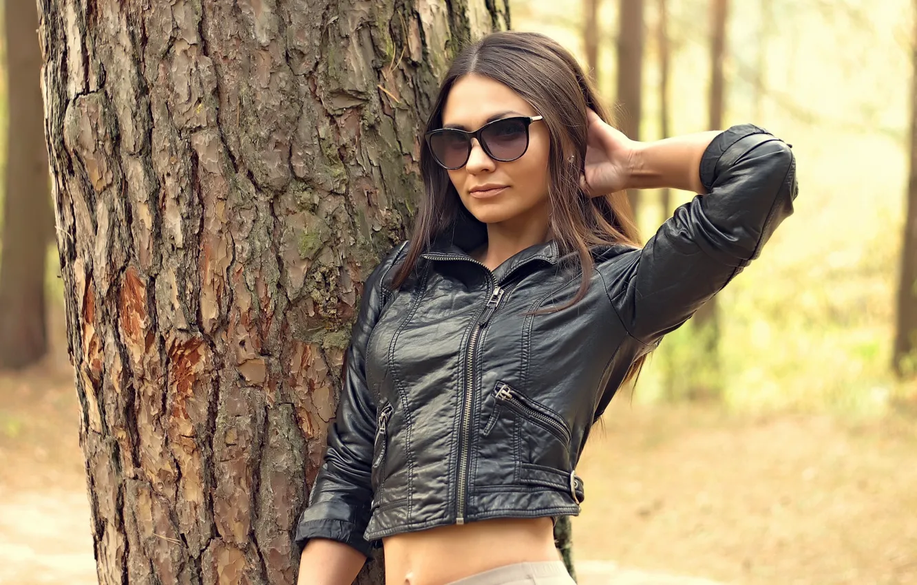 Фото обои девушка, улыбка, брюнетка, очки, girl, пупок, красивая, голубые глаза