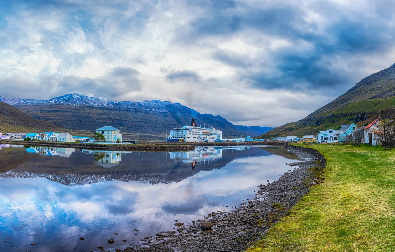 Фото обои облака, горы, берег, дома, залив, Исландия