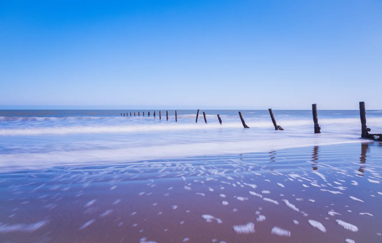 Фото обои песок, море, небо, пена, голубое, берег, Англия, опоры