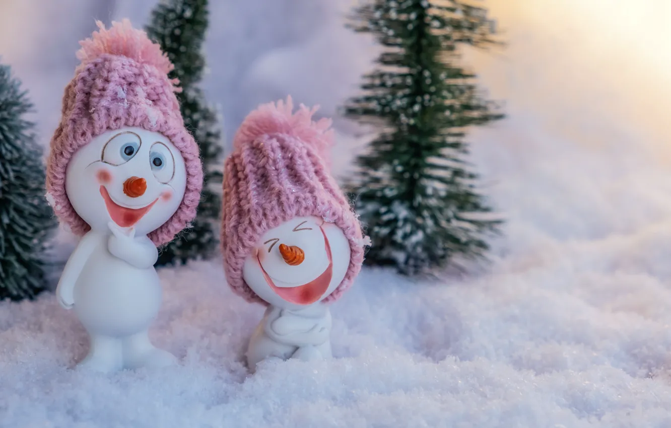 Фото обои зима, снег, праздник, новый год, рождество, фигурки, декорация, ёлочки