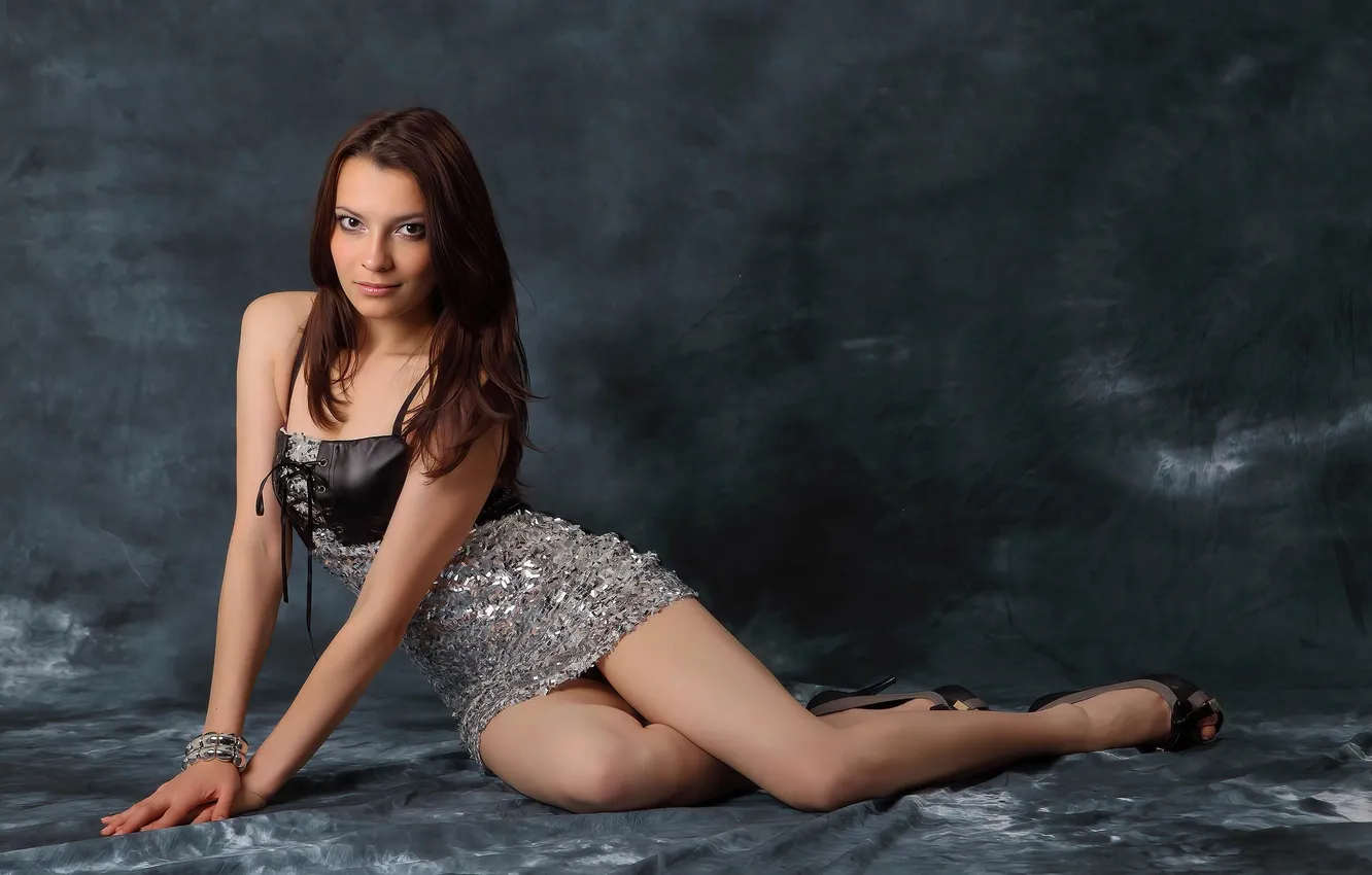 Фото обои girl, beautiful, brunette, heels, mini dress