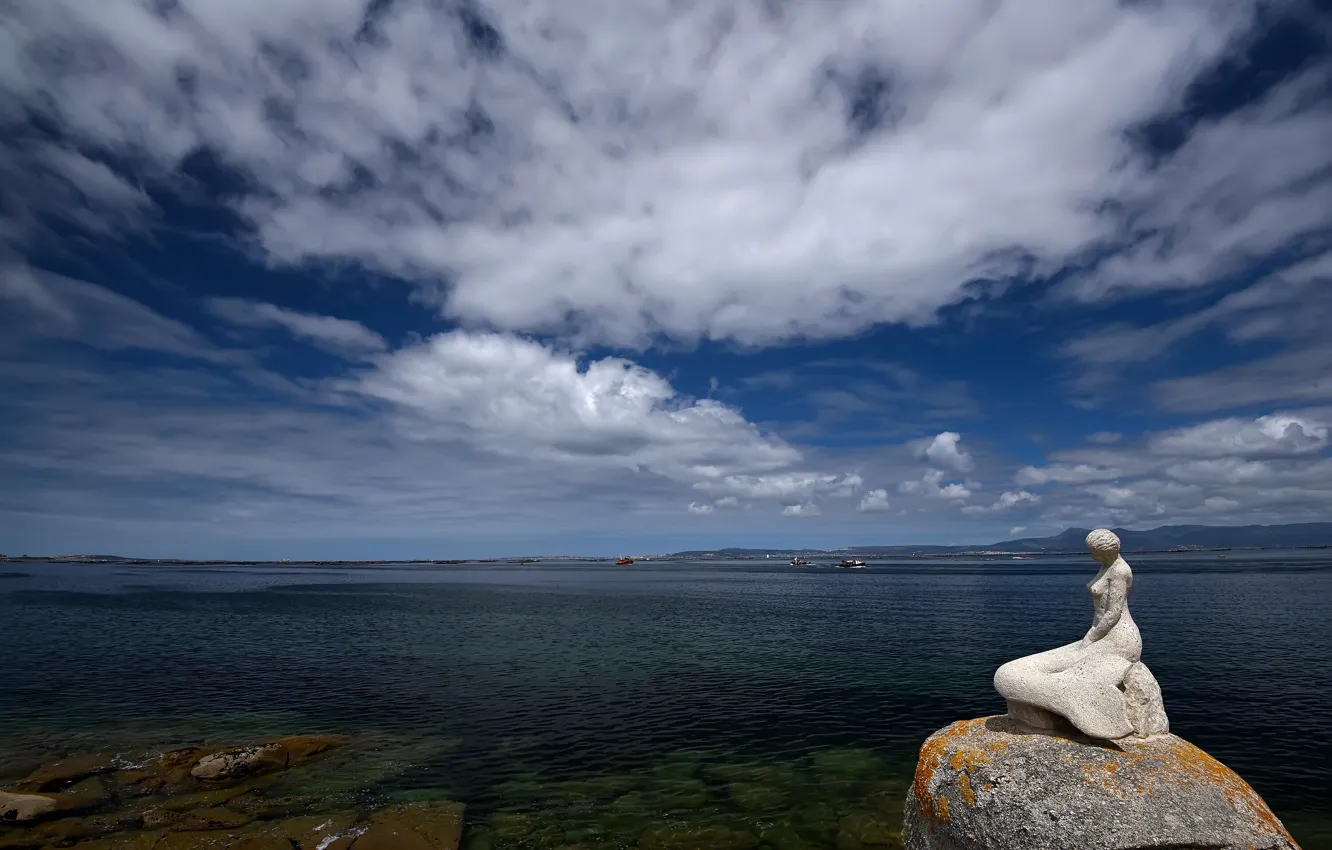 Фото обои море, небо, девушка, облака, берег, русалка, скульптура, водоем