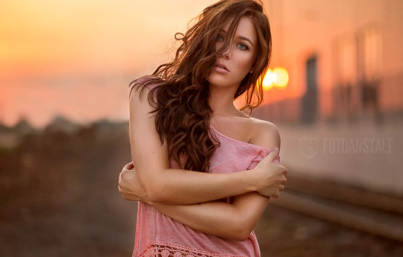 Фото обои девушка, закат, волосы, блузка, плечи, боке, DieFotoanstalt