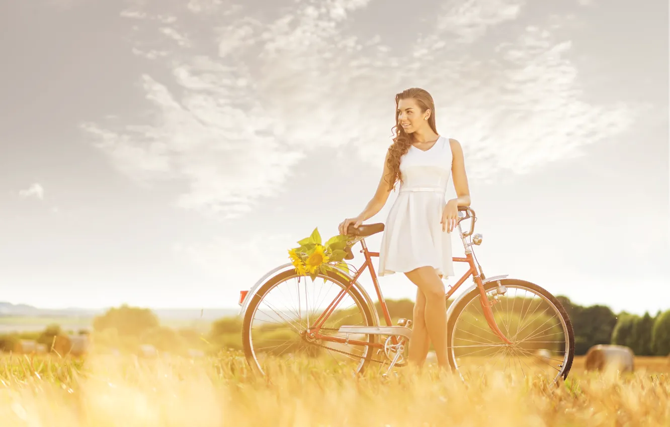 Фото обои поле, девушка, велосипед, подсолнух, сено