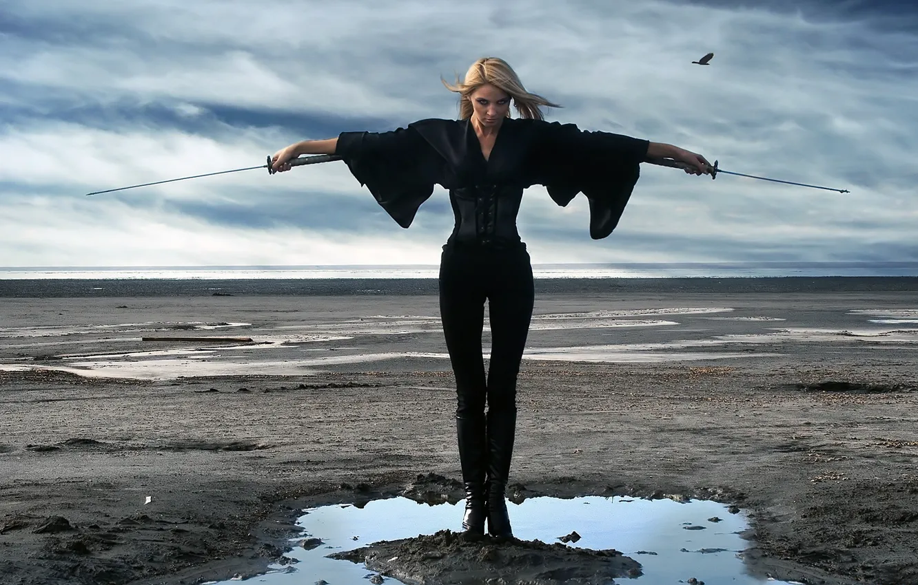 Фото обои вода, девушка, меч, катана, лужа, блондинка, простор, в черном