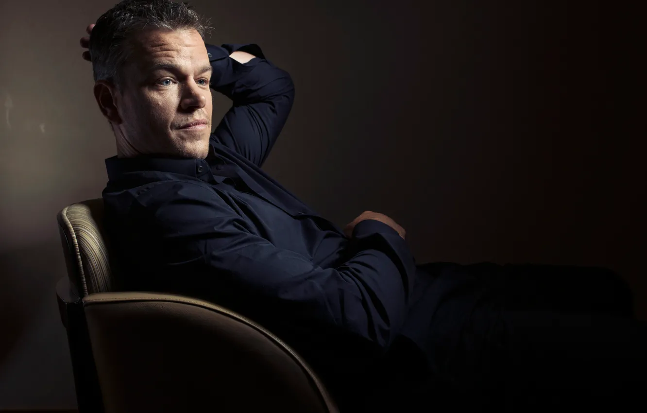 Фото обои фотограф, актер, сидит, Мэтт Дэймон, фотосессия, в кресле, Matt Damon, для фильма