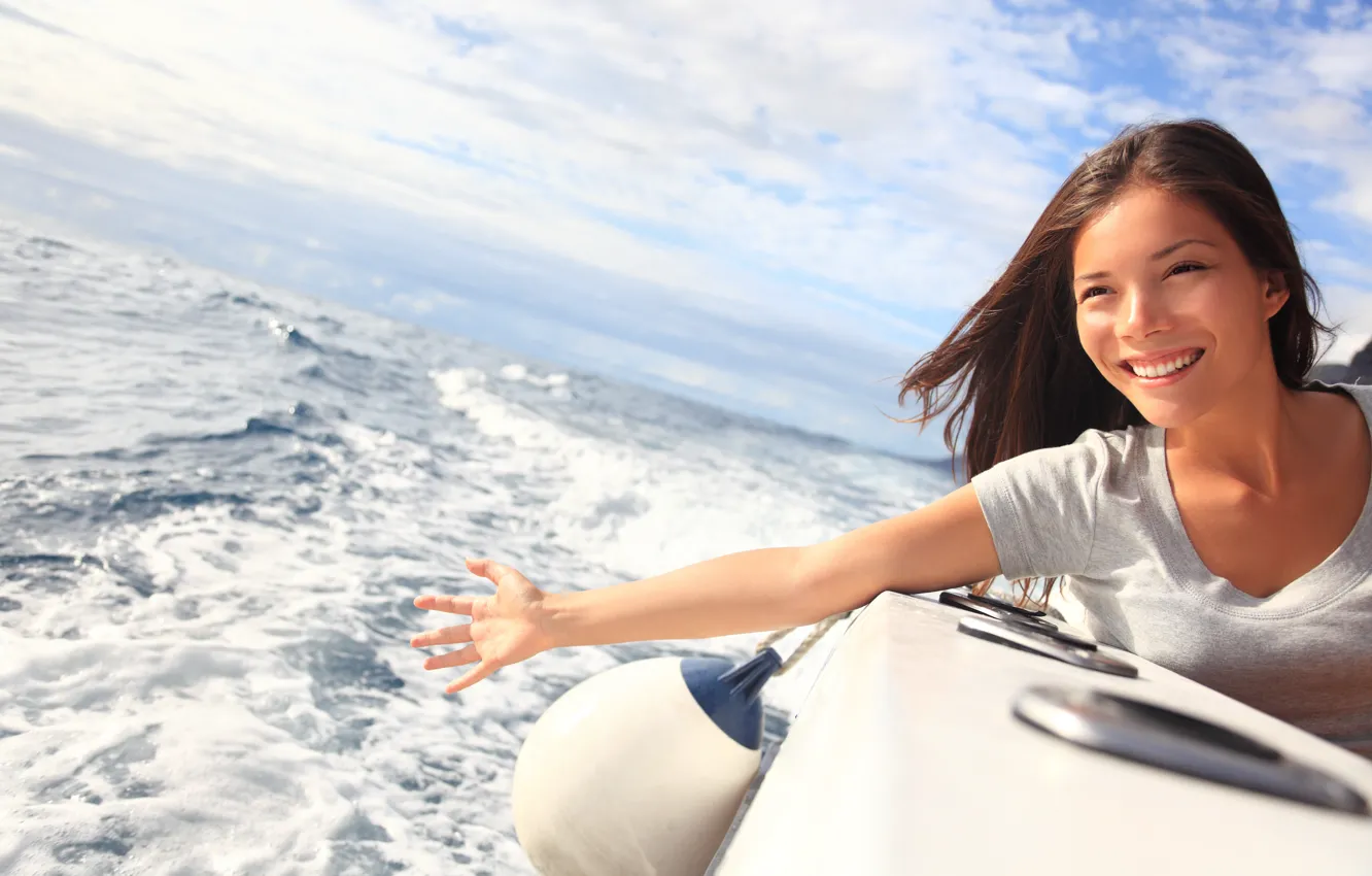 Фото обои море, девушка, улыбка, ветер, яхта