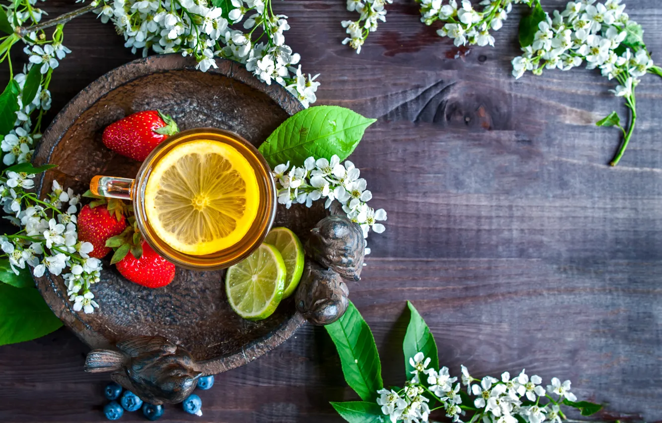Фото обои ягоды, лимон, чай, черника, клубника, кружка, лайм, напиток