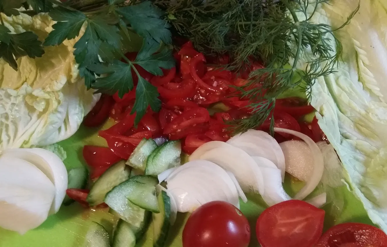 Фото обои зелень, лук, ломтики, свежие, помидорки, салатик, свежие овощи
