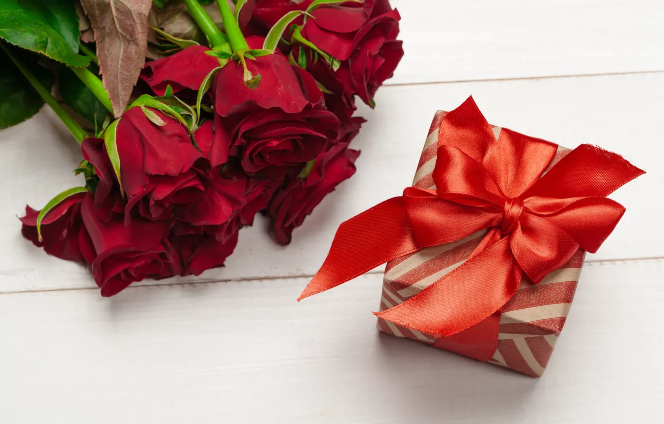 Фото обои подарок, розы, букет