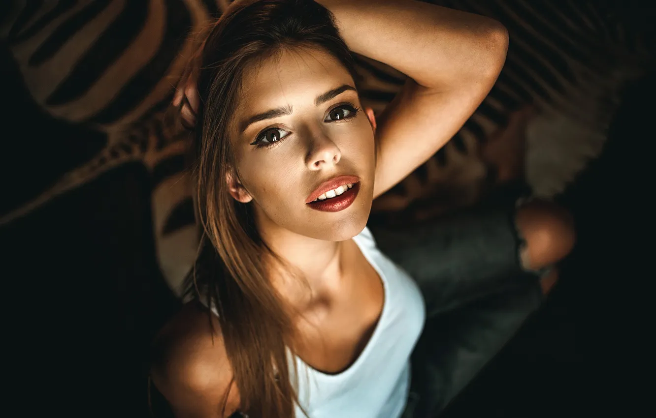 Фото обои взгляд, поза, модель, рука, портрет, джинсы, макияж, майка