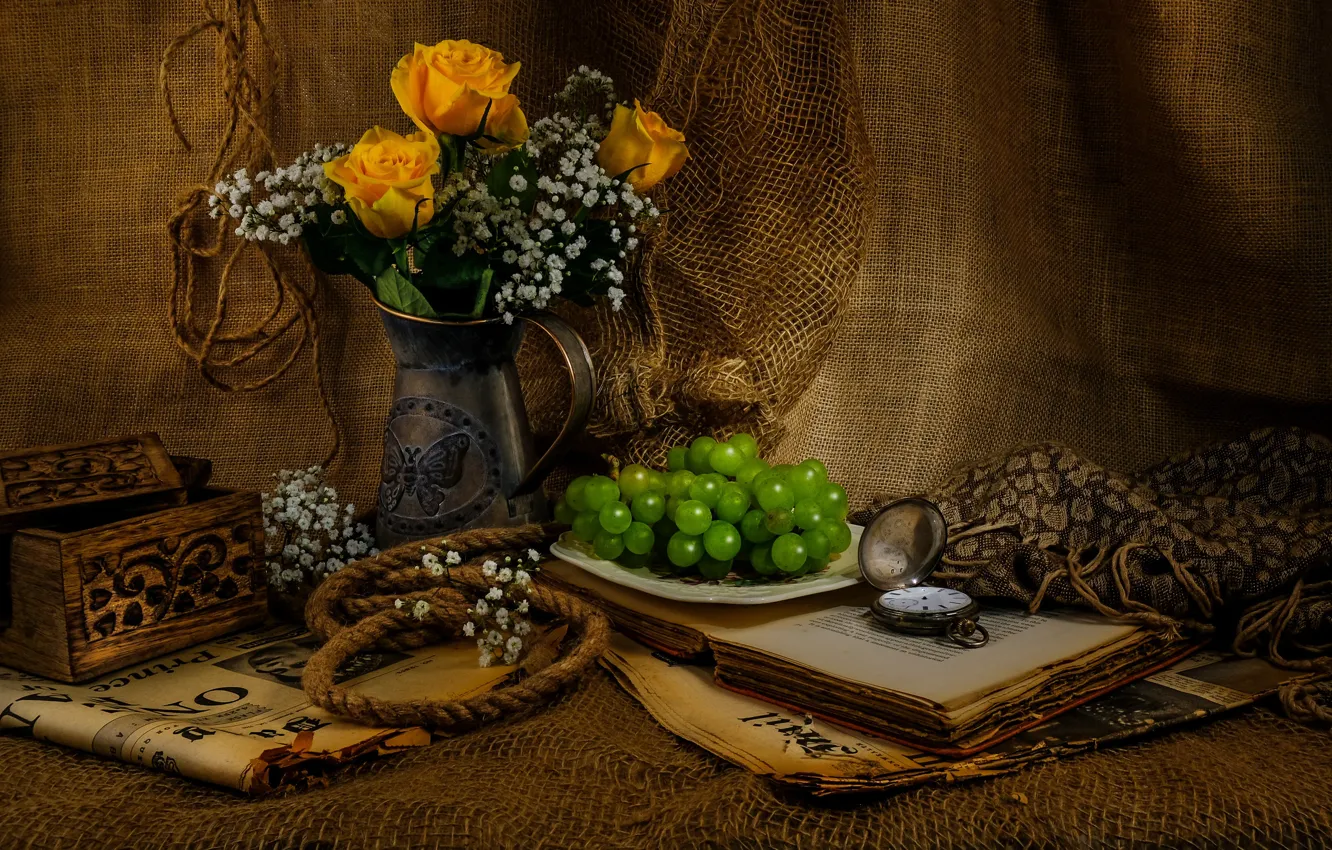 Фото обои цветы, сеть, розы, букет, виноград, шкатулка, книга, ваза