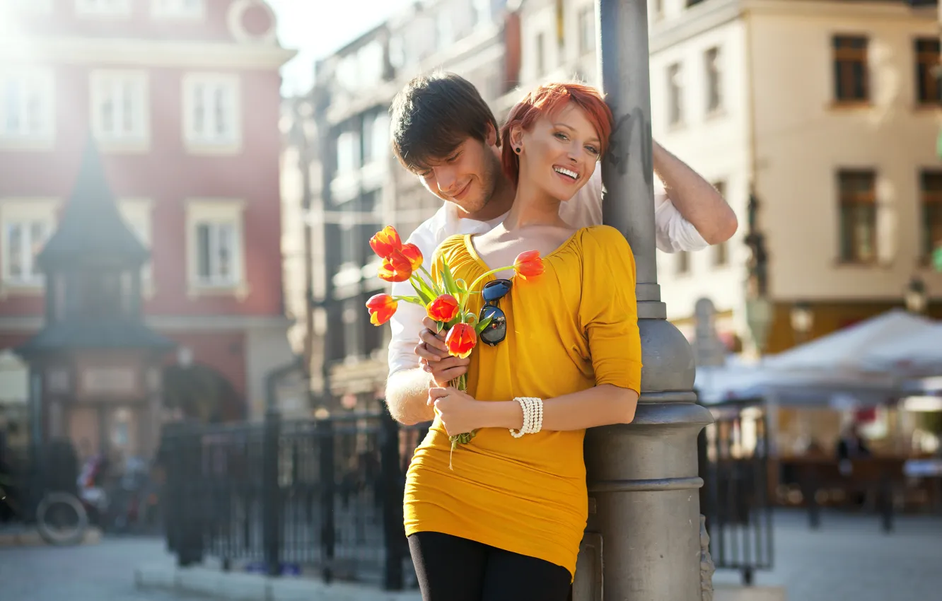 Фото обои девушка, цветы, велосипед, город, улыбка, смех, ограда, пара