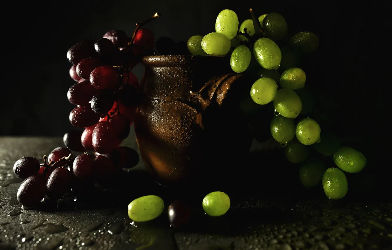 Фото обои капли, красный, зеленый, темнота, виноград, горшок, полумрак, черный фон