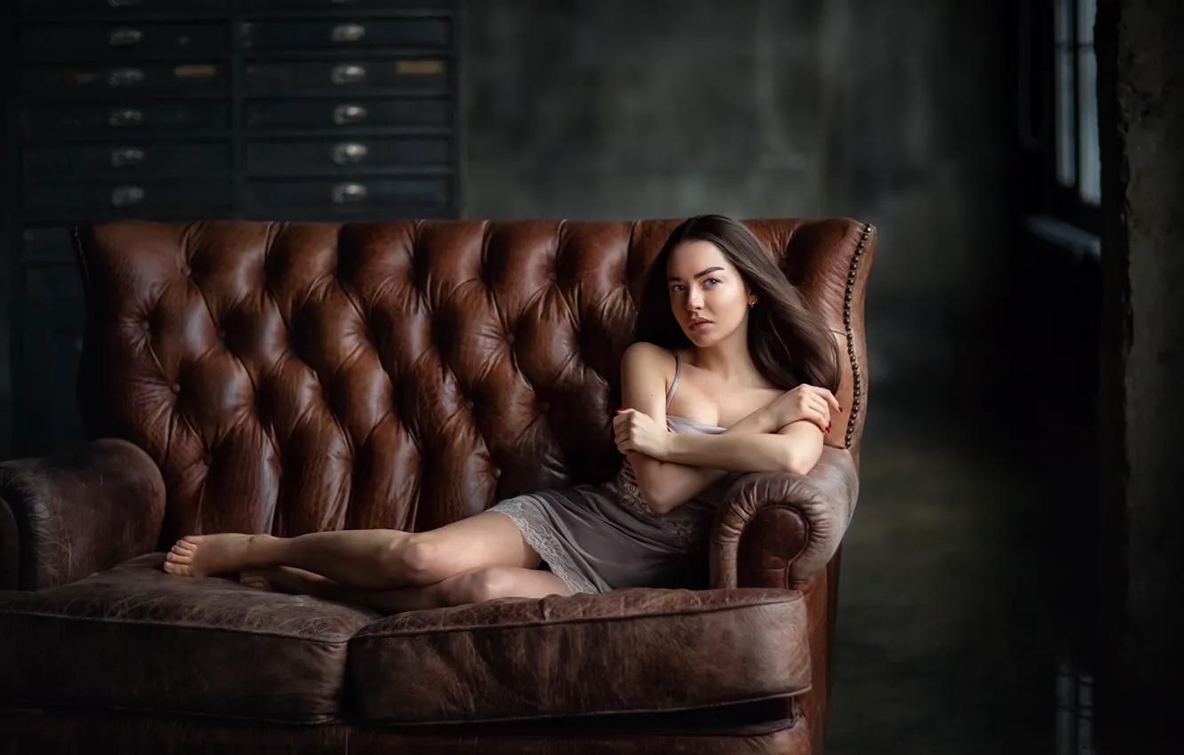Фото обои взгляд, девушка, поза, диван, руки, комбинация, Александра, Анастасия Бармина