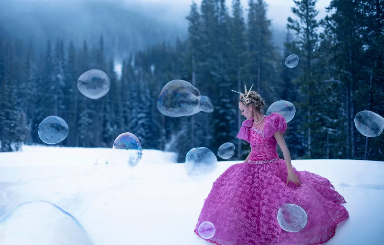 Фото обои лес, девушка, снег, платье, мыльные пузыри, Lichon