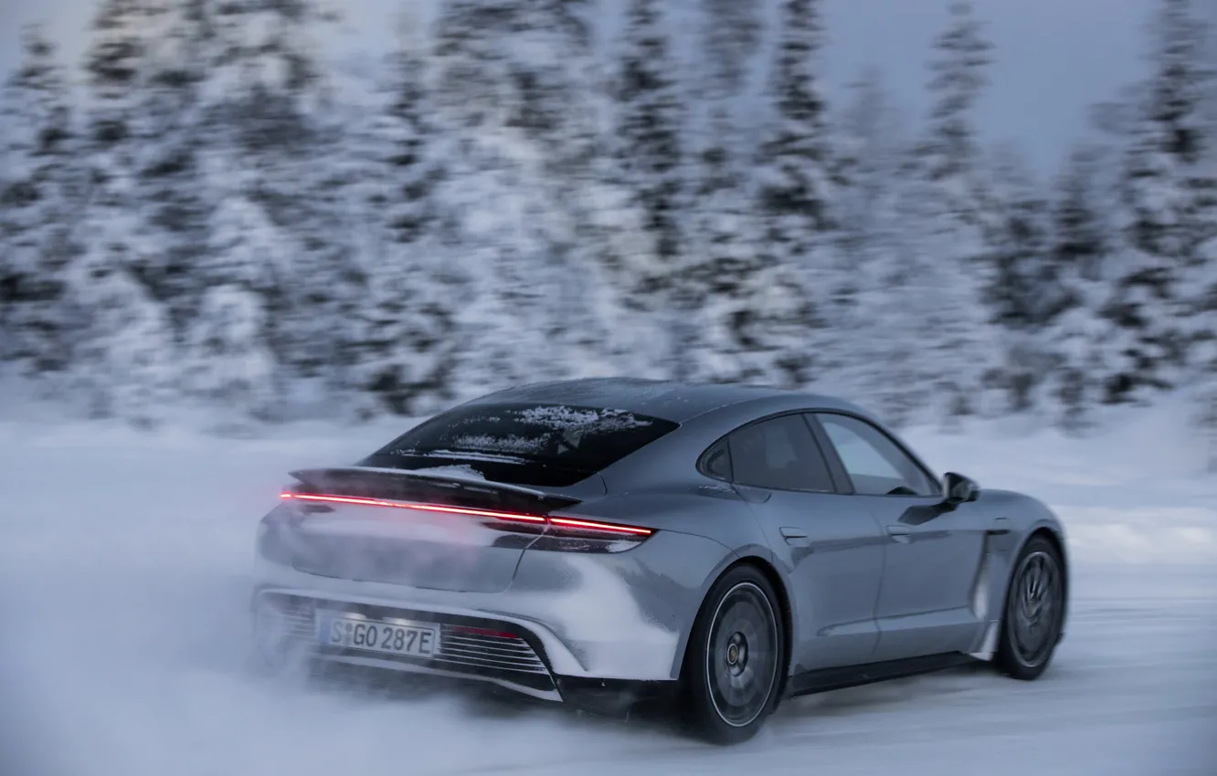 Фото обои снег, серый, скорость, Porsche, спойлер, 2020, Taycan, Taycan 4S