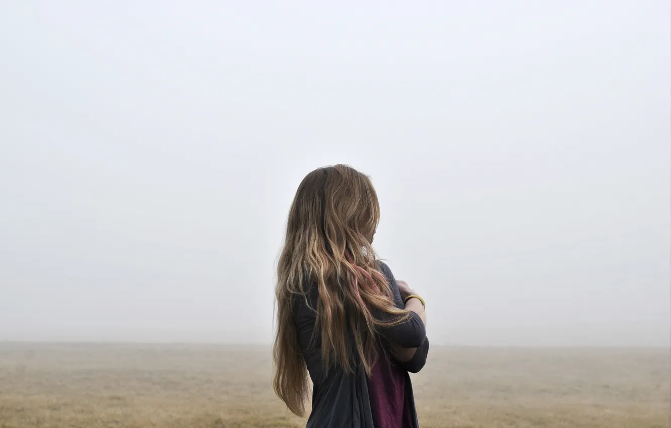 Фото обои Девушка, Поле, Туман, Трава, Спина