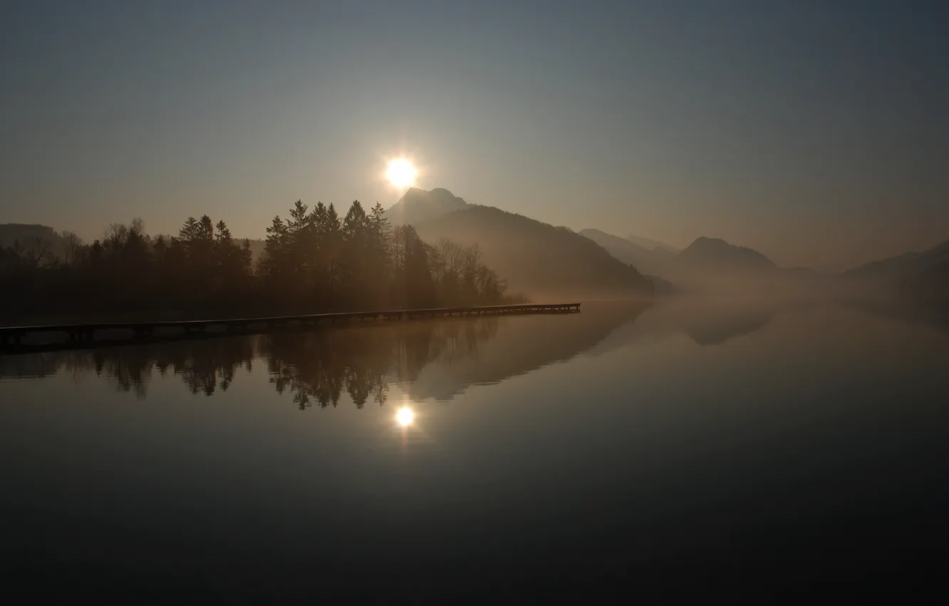 Фото обои солнце, деревья, туман, озеро, гладь, отражение, восход, холмы
