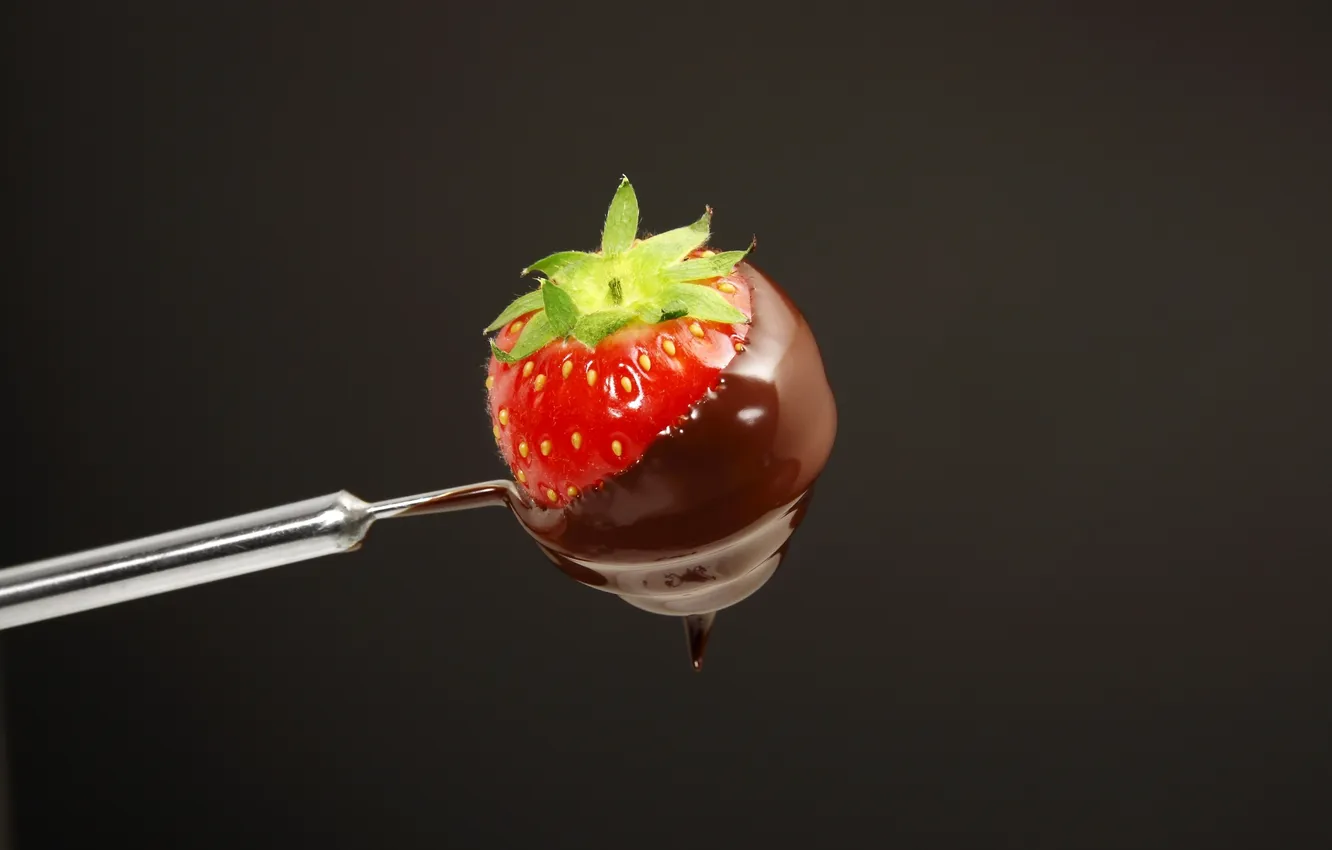 Фото обои шоколад, клубника, ягода, серый фон, фондю